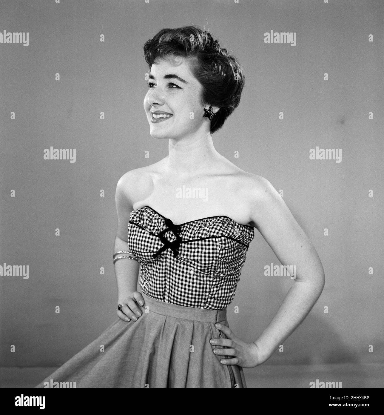 Donna di Sunday Mirror Fashion concorrenza n. 12. Capottine da DH Evans indossata da film e stadio attrice Maureen Davis. Luglio 1955. Foto Stock