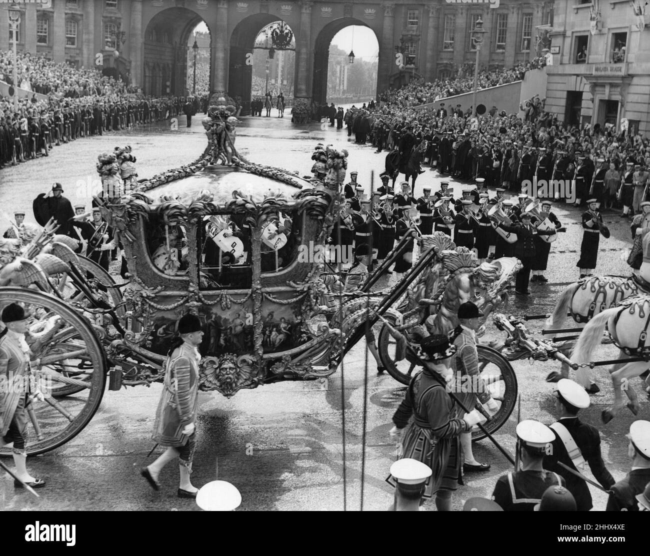La Regina nel Gold state Coach passando attraverso Trafalgar Square al suo ritorno dall'Abbazia di Westminster a Buckingham Palace dopo la sua incoronazione. 2nd giugno 1953 Foto Stock
