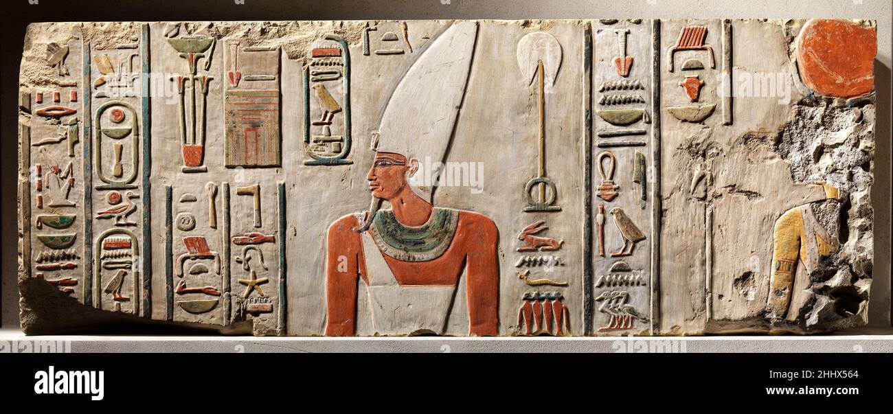 Rilievo di Nebhepetre Mentuhotep II e la dea Hathor ca. 2010–2000 a.C. il re di Medio Oriente Nebhepetre Mentuhotep II fu venerato dagli Egiziani come il governatore che riunì l'Egitto dopo l'era della disunità (il primo periodo intermedio) che seguì la fine del Regno Vecchio. Disceso da una famiglia di governanti Tebani, il re costruì la sua tomba e tempio mortuario a Deir el-Bahri in Tebe occidentale. Questo rilievo era originariamente parte della decorazione del santuario principale del tempio che fu aggiunto all'edificio alla fine del regno del re. L'equilibrio fine tra le cifre e le iscrizioni o Foto Stock