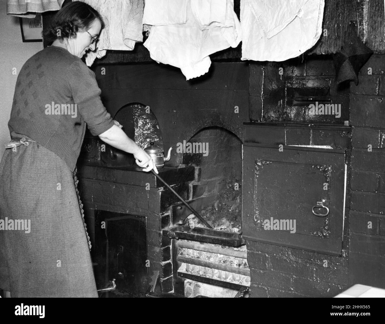 È tutta una questione di risparmio di carburante anche se le mogli minatori che vedono le nuove gamme di stile da installare nelle loro case del sud del moor, possono dare molti altri motivi per essere felici che la vecchia gamma di stile sta andando presto. 13th febbraio 1951. Foto Stock