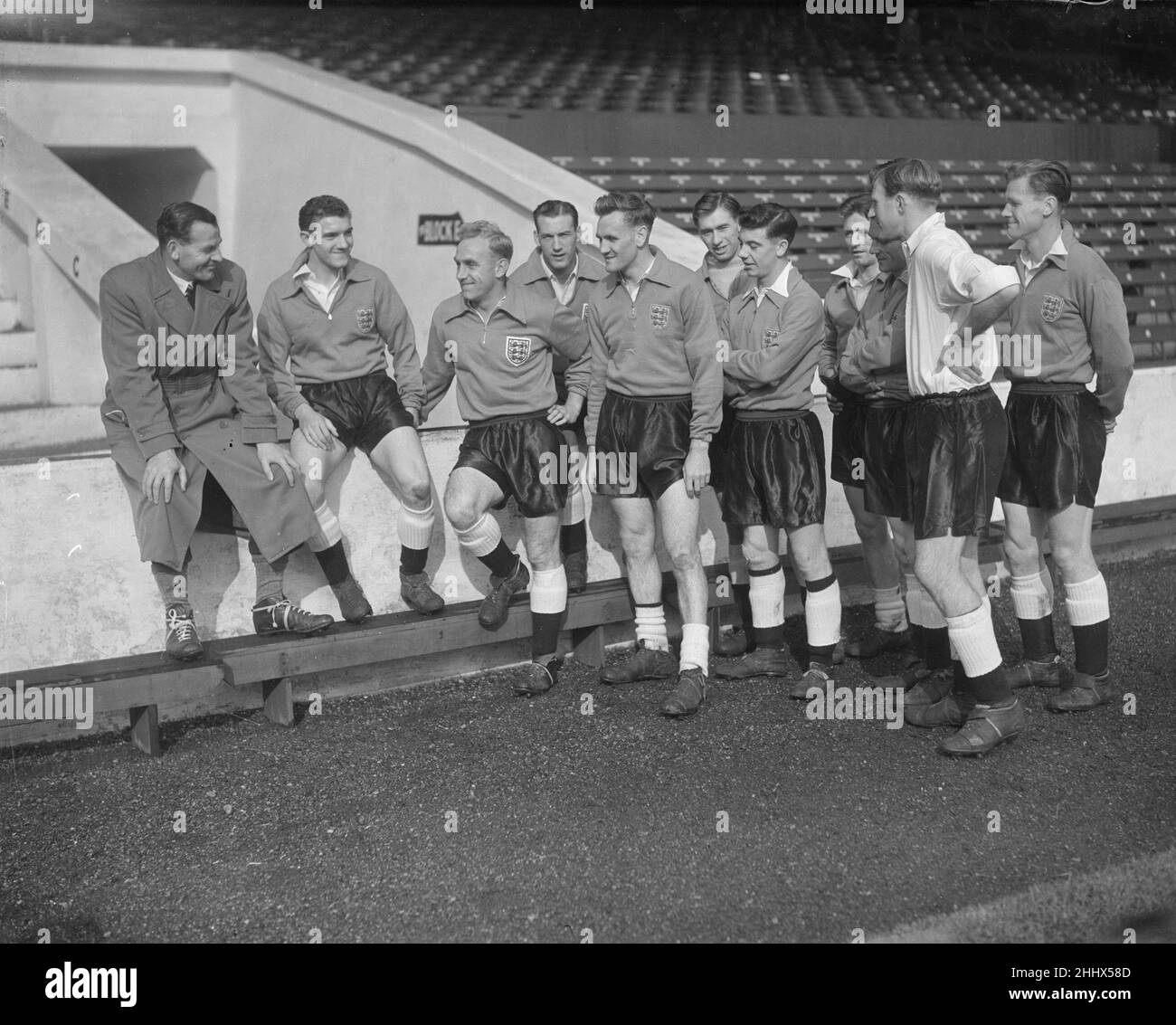 La squadra di calcio inglese si allena Maine Road, Manchester, in preparazione della loro prossima partita di Home International contro l'Irlanda del Nord. Il manager Walter Winterbottom parla con i suoi giocatori. 29th settembre 1954. Foto Stock