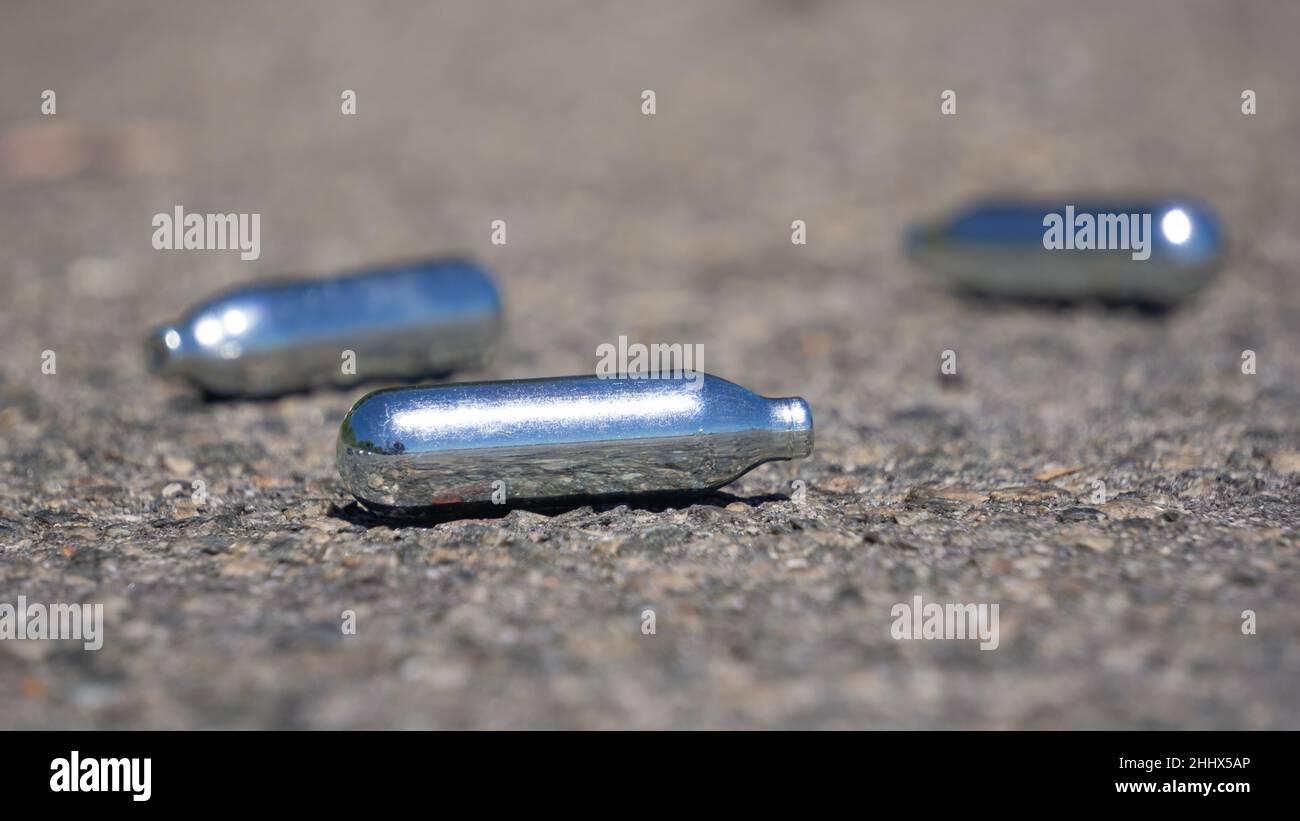 Nangs Nitrous ossido barattolo abuso nel parcheggio Foto Stock