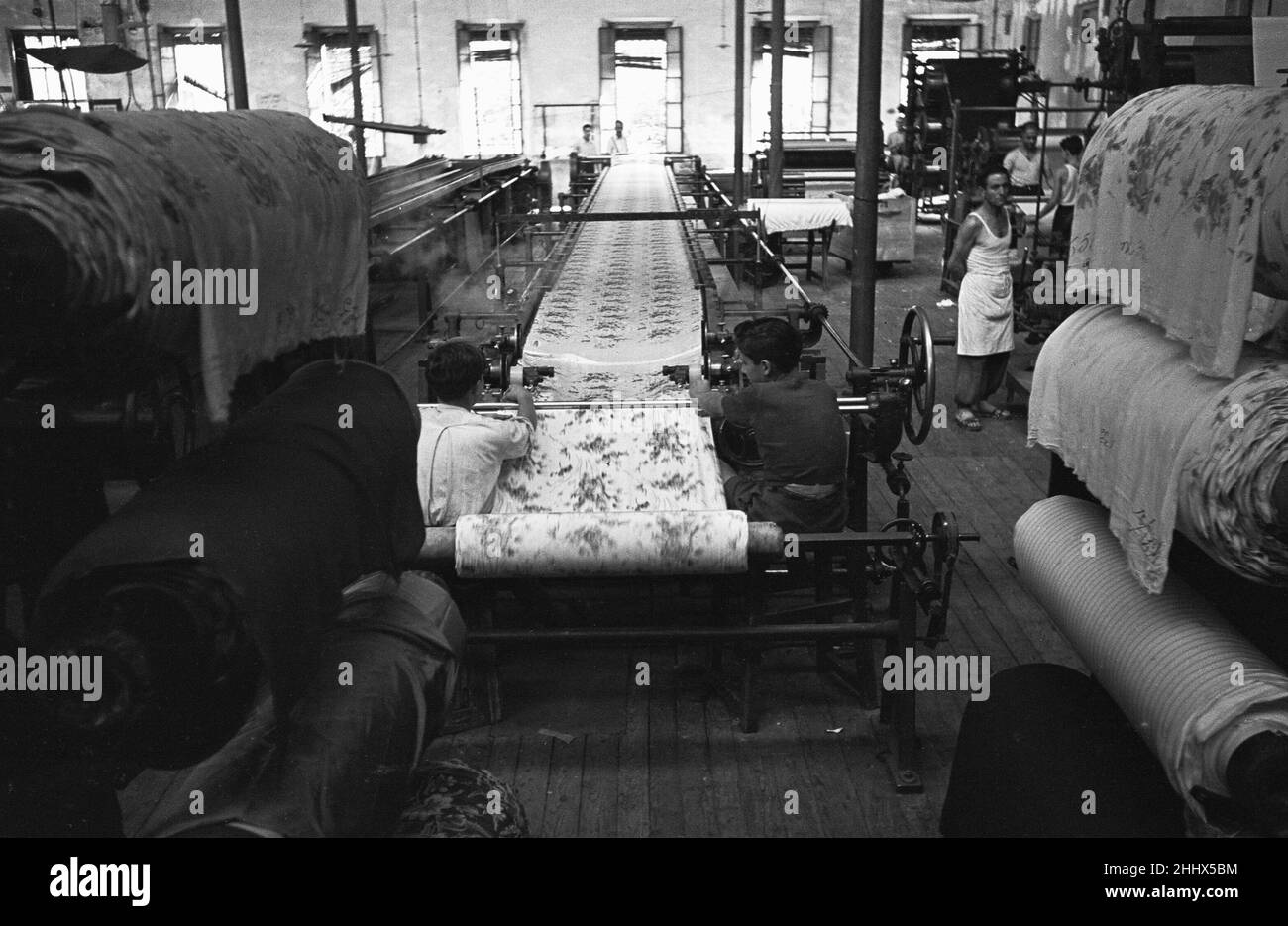 Il materiale è finito e arrotolato in bulloni presso un mulino di Milano senza nome, circa 1955 Foto Stock