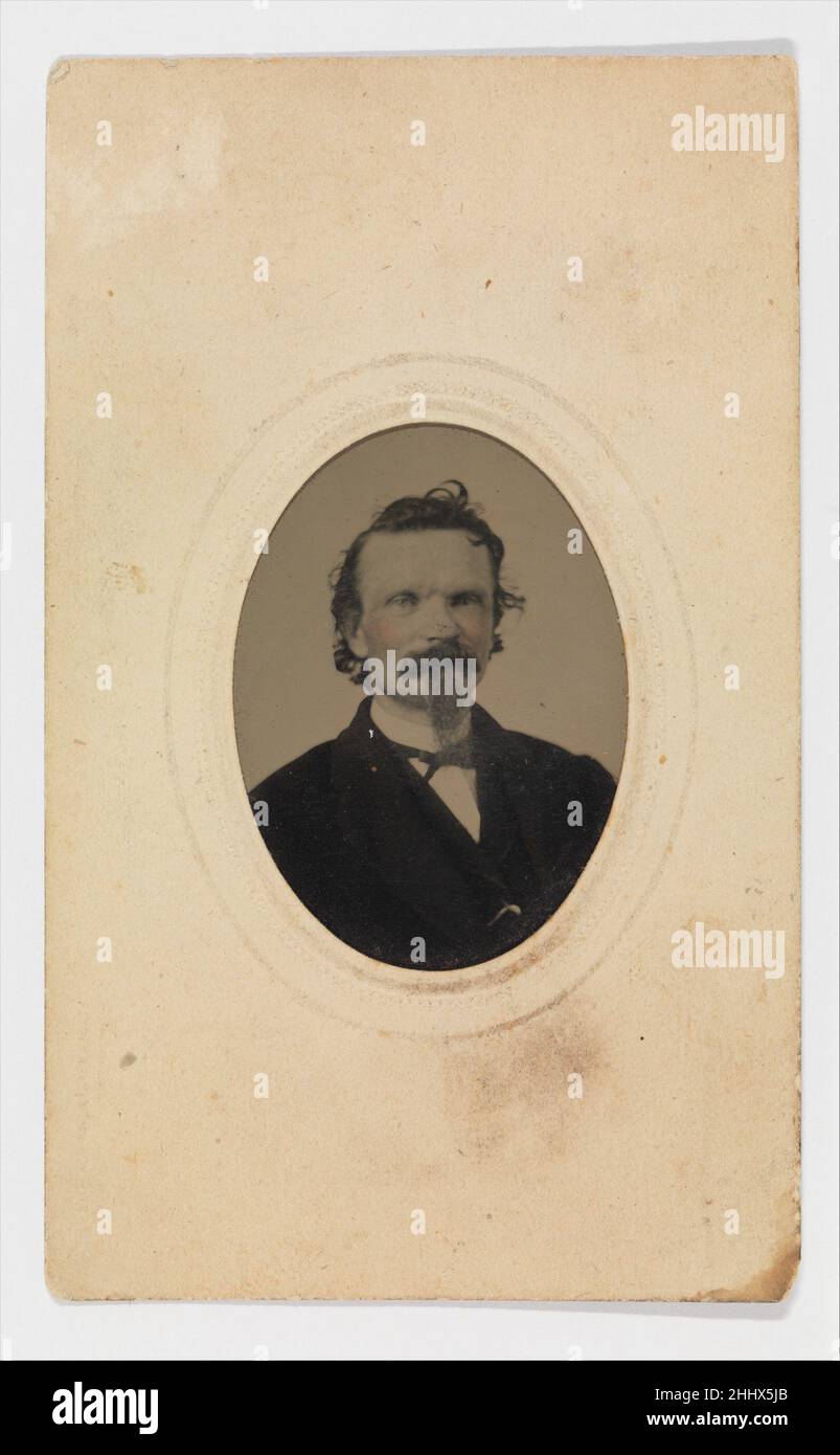 Tintype Fotografia di Gustave Young (1827–1895) ca. 1860 American, Springfield, Massachusetts questa rara fotografia in tintype del noto incisore di armi da fuoco Gustave Young faceva parte di un trotto di dischi ed ephemera relativi al suo lavoro e alla sua famiglia che rimase con i discendenti di Young fino al 1966. Purtroppo, il materiale è ora sparso tra diverse collezioni private. Tuttavia, questo suggestivo ritratto di Young lo cattura nel primato della vita e al culmine della sua carriera, probabilmente intorno al tempo in cui ha inciso il Colt revolver anche nella collezione del Metropolitan Museum (acc. No Foto Stock