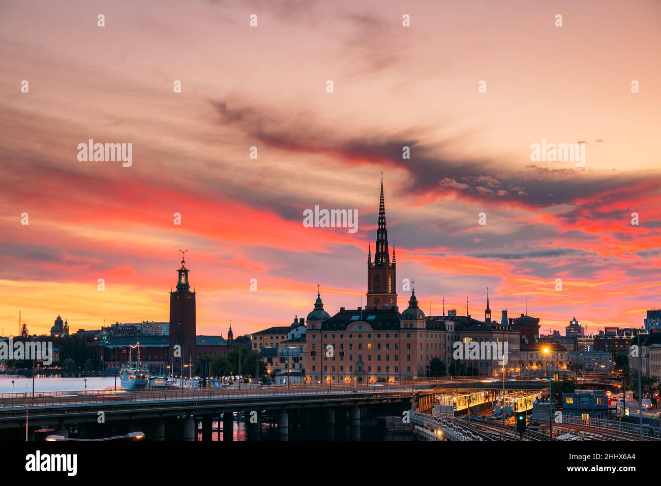 Stoccolma, Svezia. Vista panoramica dello skyline di Stoccolma in estate. Famosa destinazione popolare luogo panoramico sotto il cielo drammatico in Sunset Lights Foto Stock