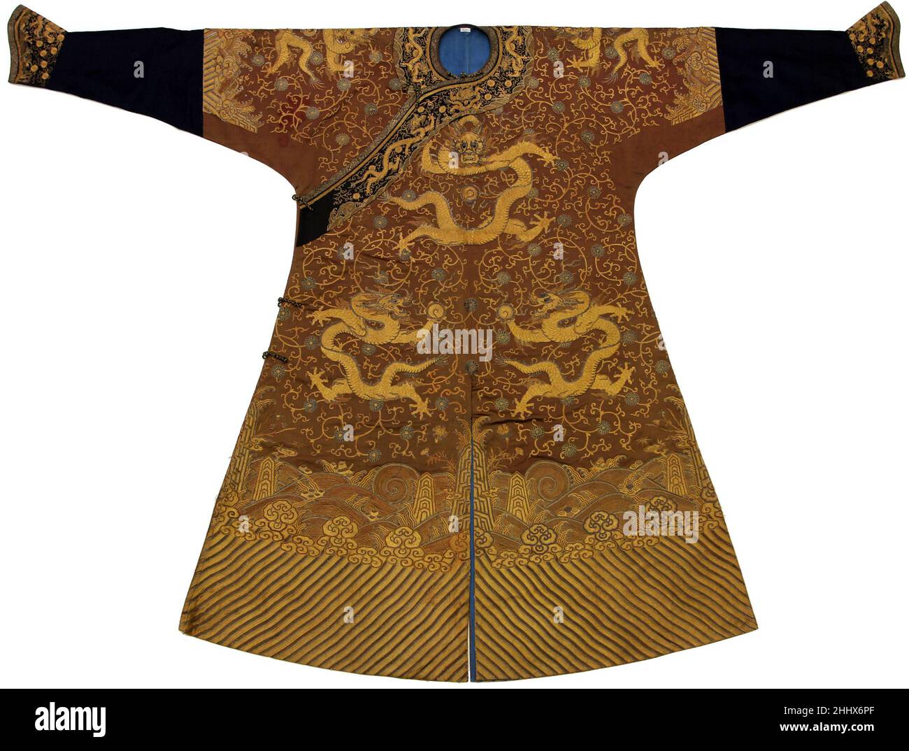 Tribunale Imperiale Robe Cina. Imperial Court Robe. Cina. Seta, filo metallico. Dinastia Qing (1644-1911), periodo Yongzheng (1723-35). Costumi-ricamati Foto Stock