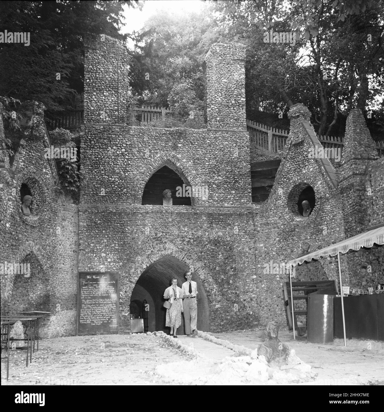 Ingresso alle West Wycombe Caves, note anche come Hell Fire Caves, una rete di caverne di gesso e selce artificiali che si estendono per un quarto di miglio sotto il villaggio di West Wycombe, Buckinghamshire Circa 1951 Foto Stock
