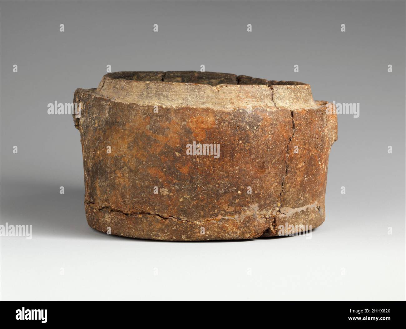 Scatola in terracotta di un pyxis (scatola piccola) ca. 3000–2800 a.C. Cicladico con alette perforate vericali su entrambi i lati e un labbro sagomato per tenere il coperchio in posizione. Scatola in terracotta di un pyxis (scatola piccola) 632258 Foto Stock