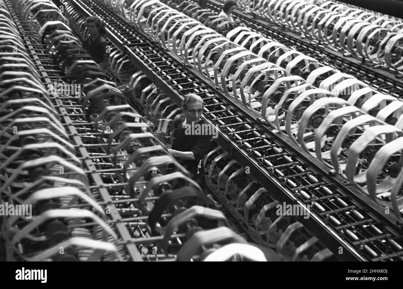 Donna cotone filatura in un mulino, Milano, Italia circa 1955 Foto Stock