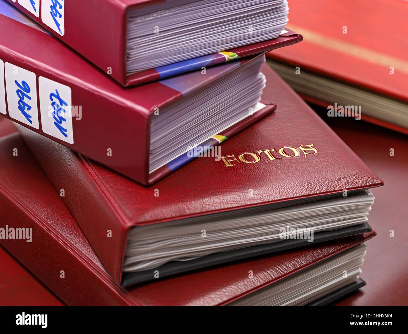 Pila di vecchi album fotografici con la parola Fotos stampata in tedesco Foto Stock