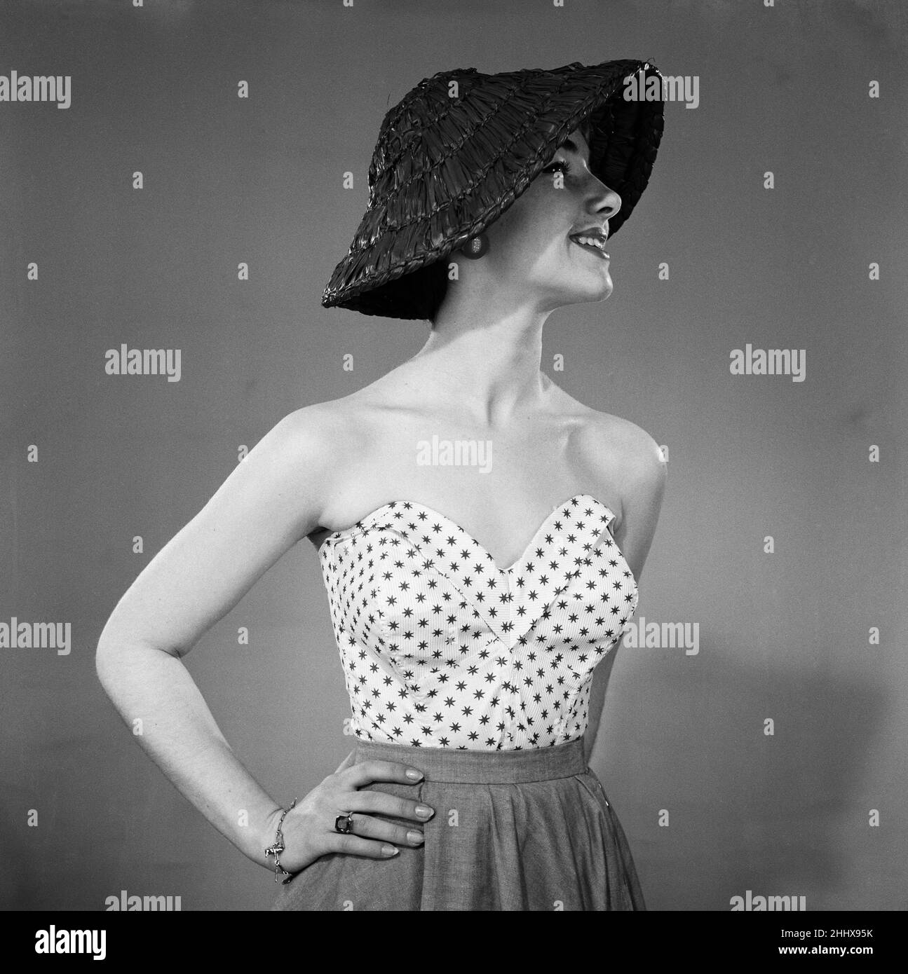 Donna di Sunday Mirror Fashion concorrenza n. 12. Capottine da DH Evans indossata da film e stadio attrice Maureen Davis. Luglio 1955. Foto Stock