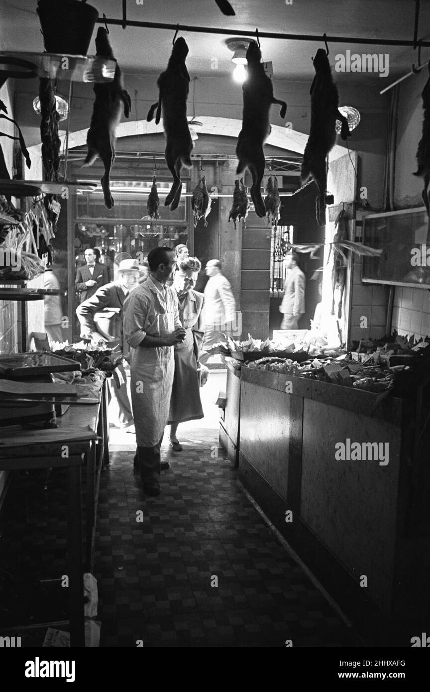 Un macellaio italiano, Parma, Italia circa 1955 Foto Stock