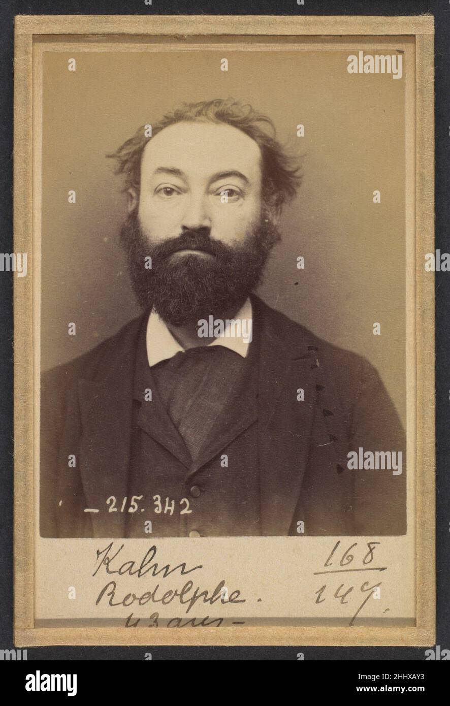 Kahn. Rodolphe. 43 ans, né le 15/1/51 à Lyon (Rhône). Courtier de commerce. Anarchiste. 8/3/94. 1894 Alphonse Bertillon nato in un'illustre famiglia di scienziati e statistici, Bertillon iniziò la sua carriera come impiegato nell'Ufficio di identificazione della Prefettura di Parigi di polizia nel 1879. Incaricato di mantenere un registro affidabile dei trasgressori da parte della polizia, ha sviluppato il primo moderno sistema di identificazione penale. Il sistema, che divenne noto come Bertillonage, aveva tre componenti: Misurazione antropometrica, descrizione verbale precisa delle caratteristiche fisiche del prigioniero e stan Foto Stock