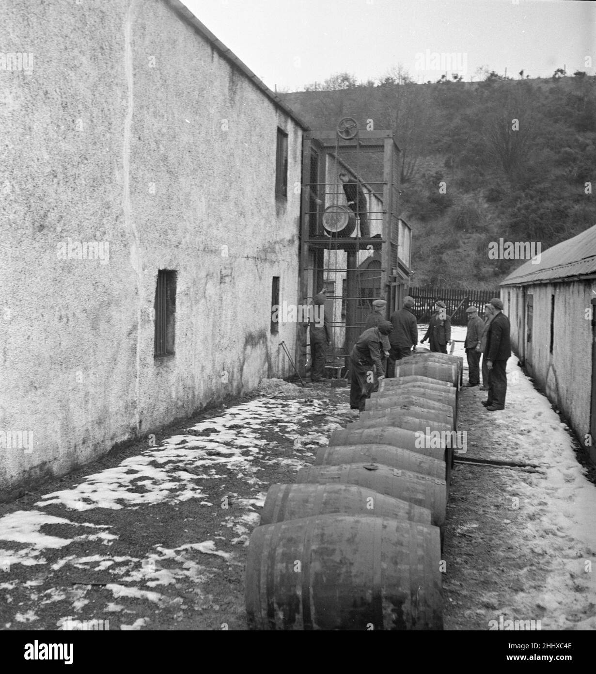 Una Distilleria Glenlivet lavoratori visto qui con barili del loro whisky di malto unico più fine in attesa di essere messo nel magazzino legato dove willl maturare per un minimo di otto anni. Circa 1948 Foto Stock