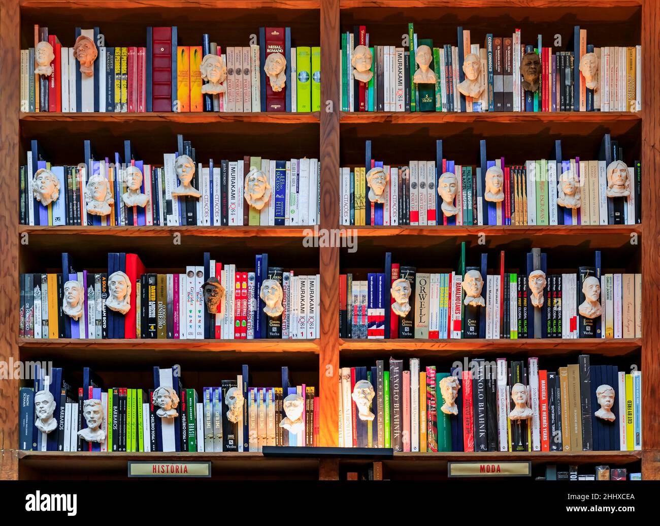 Porto, Portogallo - Maggio 30 2018: Librerie di storia e moda presso la libreria Livraria Lello e Irmao, splendidamente decorata, in un edificio neo-gotico Foto Stock