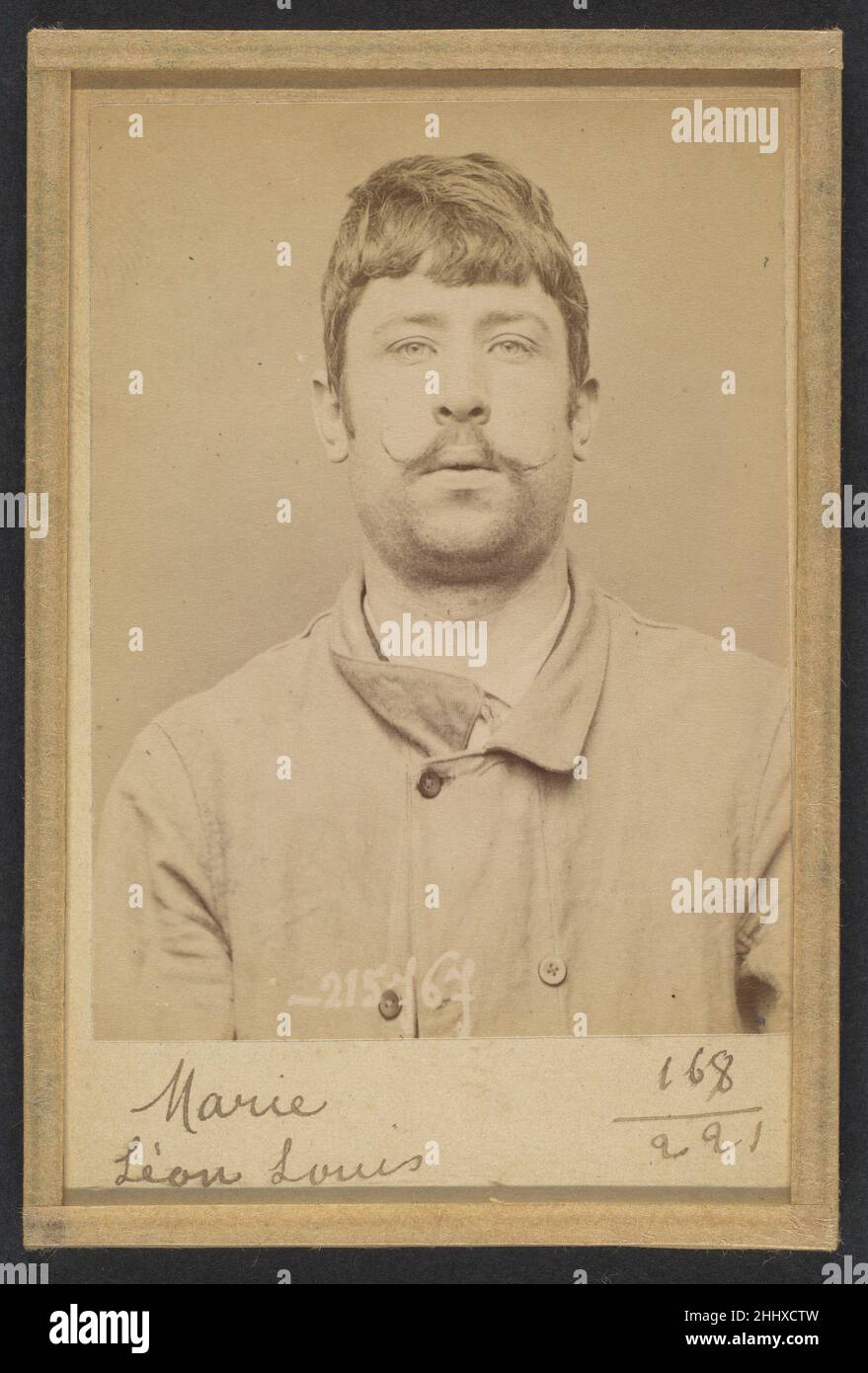 Maria. Léon, Louis. 23 ans, né le 19/8/70 à Adouzeval (Calvados). Couvreur. Anarchiste. 16/3/94. 1894 Alphonse Bertillon nato in un'illustre famiglia di scienziati e statistici, Bertillon iniziò la sua carriera come impiegato nell'Ufficio di identificazione della Prefettura di Parigi di polizia nel 1879. Incaricato di mantenere un registro affidabile dei trasgressori da parte della polizia, ha sviluppato il primo moderno sistema di identificazione penale. Il sistema, che divenne noto come Bertillonage, aveva tre componenti: Misurazione antropometrica, descrizione verbale precisa delle caratteristiche fisiche del prigioniero e sta Foto Stock