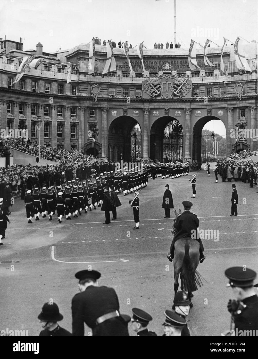 Royal Navy Guard contingente fare la loro strada fino al Mall passando sotto Admiralty Arch per prendere i loro posti lungo il percorso della processione dell'Incoronazione. 2nd giugno 1953 Foto Stock