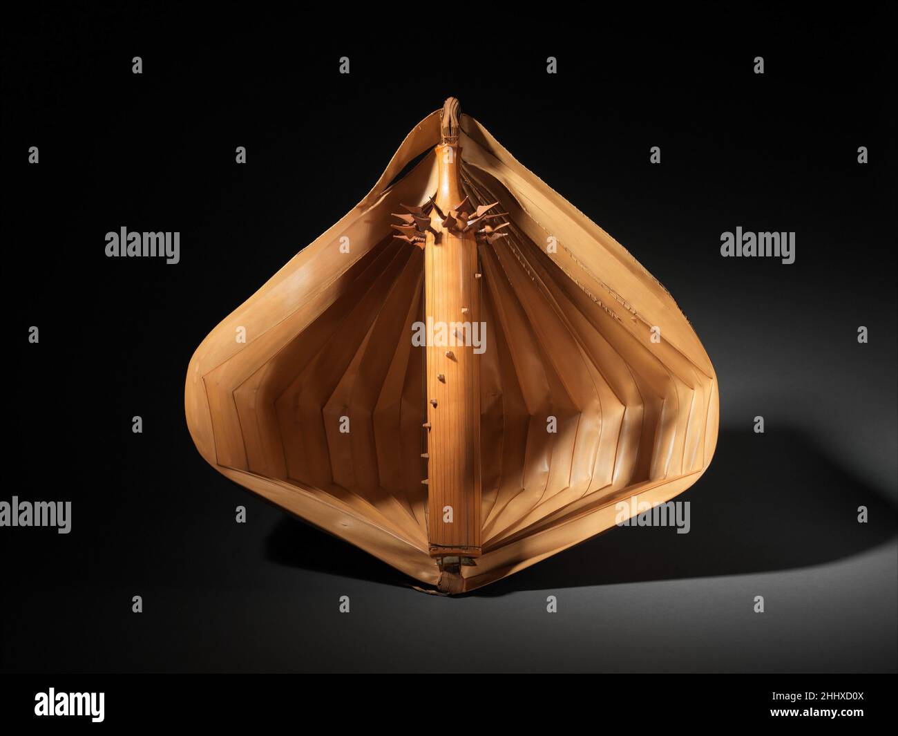 Sesando fine 19th secolo Giavanese (Timorese) tra i più notevoli strumenti a corda in Oceania vi è il sesando, una cerniera tubolare di bambù con dieci o undici corde metalliche in una cassa sonora fatta dal fronte di una palma lontare. Raccolta sull'isola indonesiana di Timor, questa sesando è stata probabilmente fatta da un membro della comunità rotinese locale i cui residenti hanno avuto origine sulla vicina isola di Roti. Durante la riproduzione, il musicista usa la mano destra per puck le corde di basso mentre la mano sinistra suona gli alti. Il passo viene regolato con una serie complessa di ponti mobili e di sintonizzazione Foto Stock