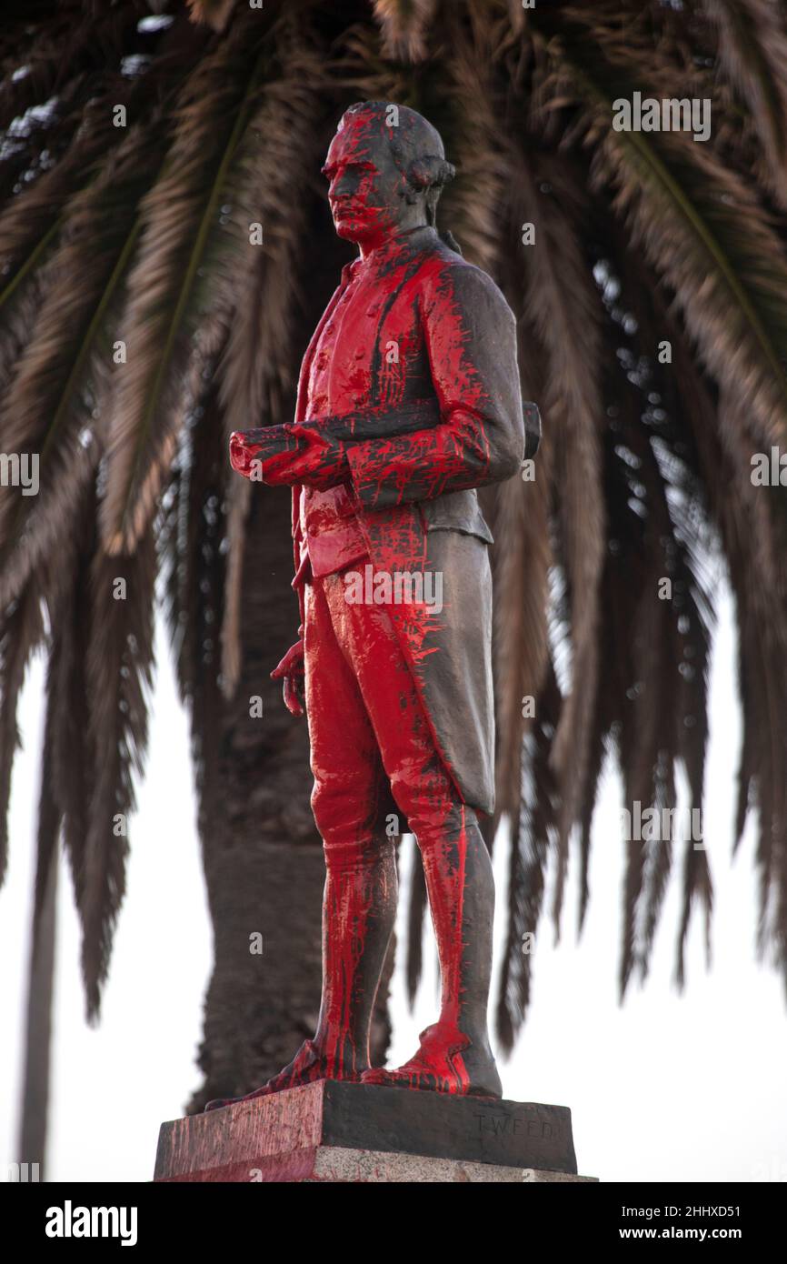 Statua del Capitano Cook a St Kilda, Melbourne, Australia. La statua del Caption Cook dipinta di rosso come protesta per l'Australia Day 2022 e il colonialismo. Foto Stock