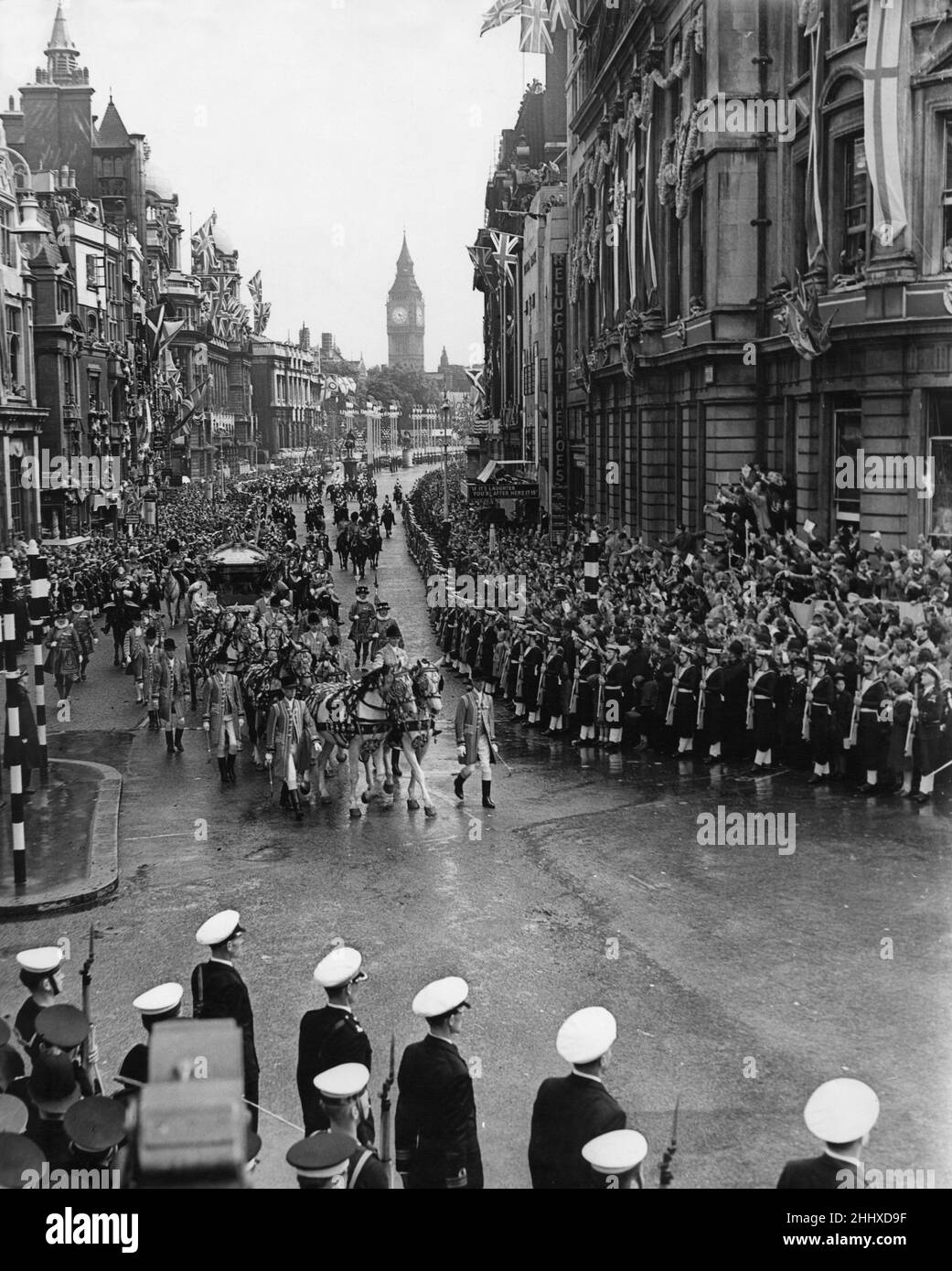 La Regina nella carrozza di Stato d'Oro al suo ritorno dall'Abbazia di Westminster a Buckingham Palace dopo la sua incoronazione. 2nd giugno 1953 Foto Stock