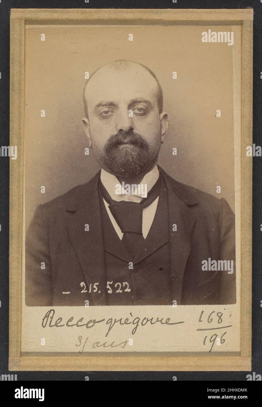 Recco. Grégoire. 35 ans, né à Formia (Italie). Tailleur d'habits. Anarchiste. 11/3/94. 1894 Alphonse Bertillon nato in un'illustre famiglia di scienziati e statistici, Bertillon iniziò la sua carriera come impiegato nell'Ufficio di identificazione della Prefettura di Parigi di polizia nel 1879. Incaricato di mantenere un registro affidabile dei trasgressori da parte della polizia, ha sviluppato il primo moderno sistema di identificazione penale. Il sistema, che divenne noto come Bertillonage, aveva tre componenti: Misurazione antropometrica, descrizione verbale precisa delle caratteristiche fisiche del prigioniero e standardizzazione Foto Stock