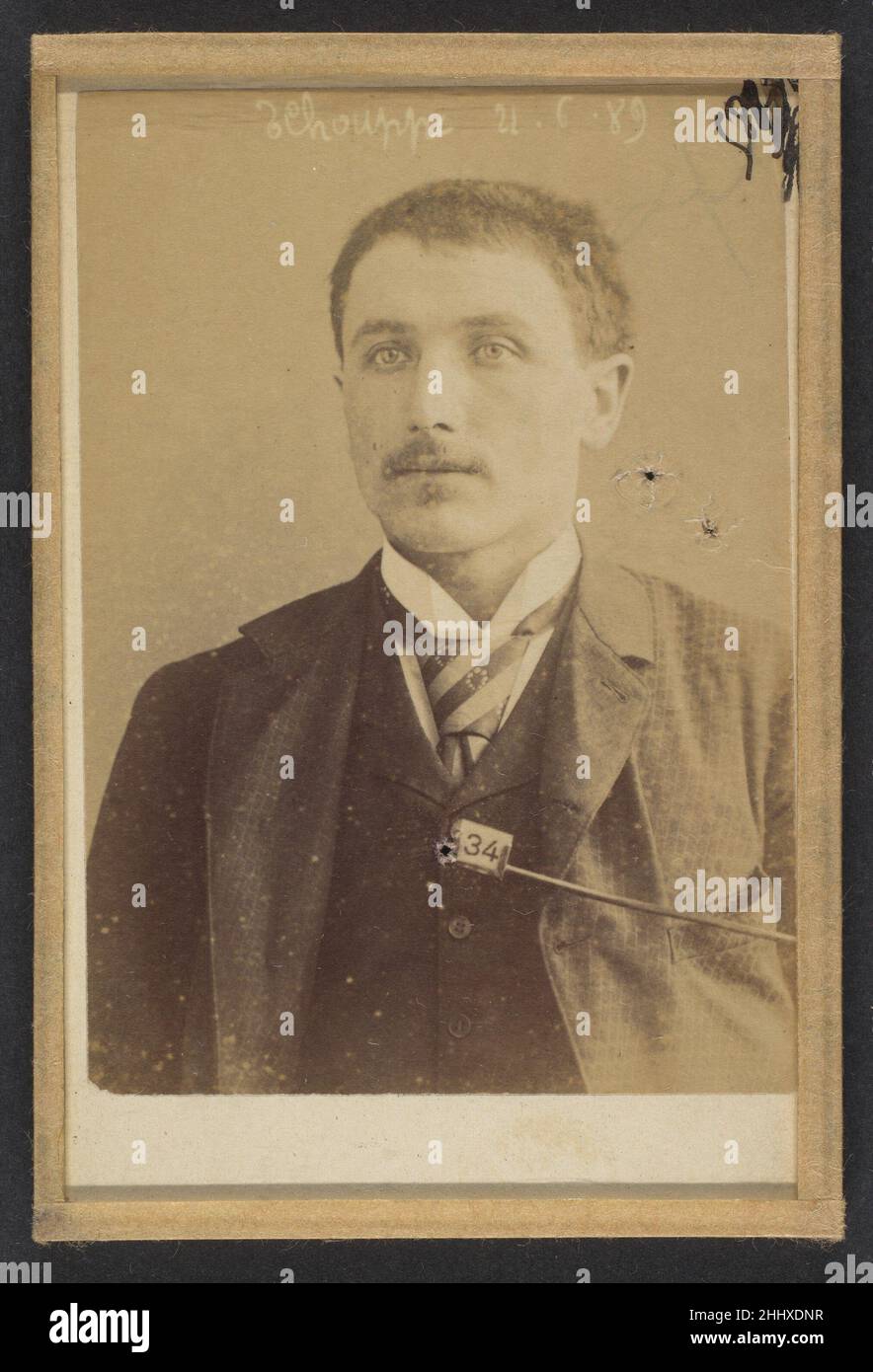 Schouppe. Placide. (Dit Ricken, Franz). 31 ans, né à Dickenvenne (Belgique). Mécanicien. Vol. 1889 Alphonse Bertillon nato in un'illustre famiglia di scienziati e statistici, Bertillon iniziò la sua carriera come impiegato nell'Ufficio di identificazione della Prefettura di Parigi di polizia nel 1879. Incaricato di mantenere un registro affidabile dei trasgressori da parte della polizia, ha sviluppato il primo moderno sistema di identificazione penale. Il sistema, che divenne noto come Bertillonage, aveva tre componenti: Misurazione antropometrica, descrizione verbale precisa delle caratteristiche fisiche del prigioniero e standa Foto Stock