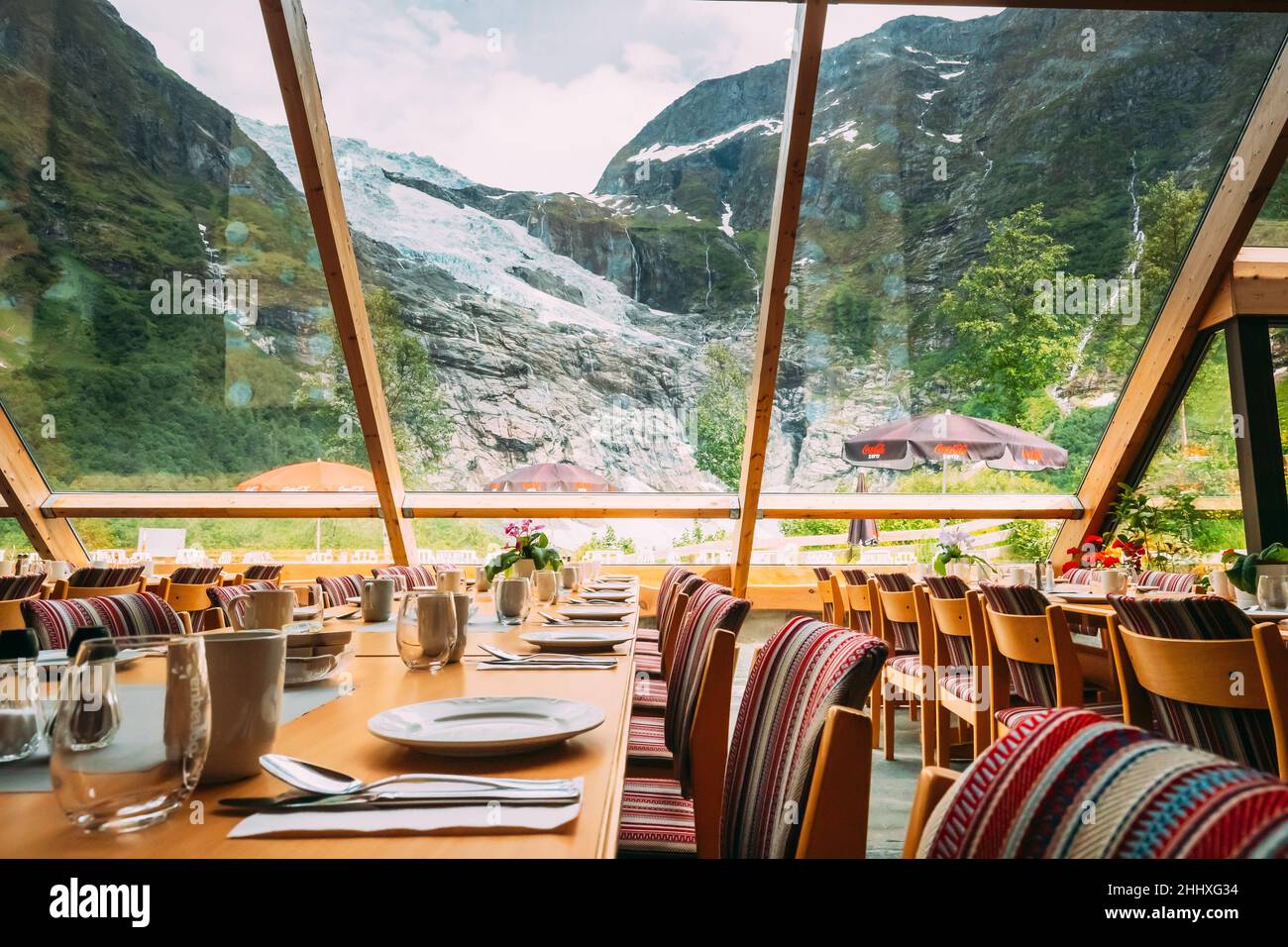 Parco Nazionale di Jostedalsbreen, Norvegia. All'interno del Cafe con una vista incredibile sul Ghiacciaio Boyabreen in Primavera Sunny Day. Famoso punto di riferimento norvegese e. Foto Stock