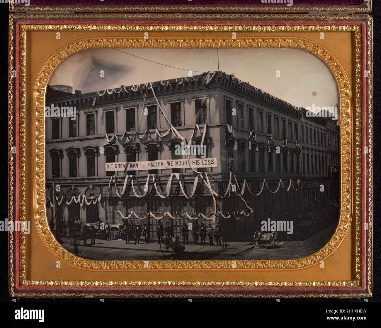 [Il Grande uomo è caduto] 1856 Robert H. Vance l'americano Robert Vance era il primo daguerreotipista della California e delle comunità minerarie vicino San Francisco, dove l'oro è stato scoperto per la prima volta nel 1848. Nel 1851 espone a New York City più di trecento vedute del più recente stato della nazione. Purtroppo queste fotografie, acquisite prima da Geremia Gurney e poi da John Fitzgibbon, sono andate perdute fin dai primi anni di questo secolo. Questo daguerreotype piatto intero è un affascinante documento di storia di frontiera. Ricorda la crudele morte di Giacomo Re di Guglielmo, il redattore Foto Stock