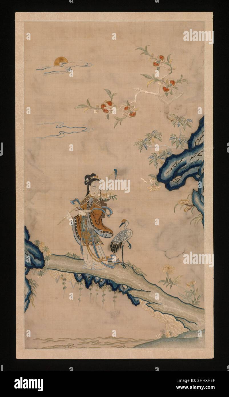 Fata e Crane 18th secolo Cina la giovane donna che cammina su un ponte, portando una falce a lungo maneggiata e un cesto di piante, e accompagnato da una gru bianca, può essere Magu, una famosa fata cinese che simboleggia la gioventù eterna. Lei eroga vino immortale da piante magiche, come quelle nel suo cestino, e le opere d'arte con la sua immagine sono ideali regali di compleanno. Oltre al raffinato ricamo su questo pannello, piccole perle e perle di corallo sono utilizzate per rendere la gru bianca e i semi di melograno rosso. Fata e gru. Cina. 18th secolo. Ricamo con seta, perle e perle di corallo. Dinastia Qing (1 Foto Stock