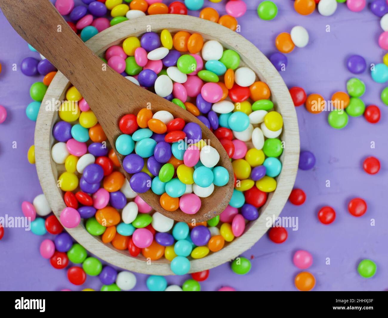 Vista dall'alto di caramelle dolci colorate. spruzzi di caramelle arcobaleno. Foto Stock