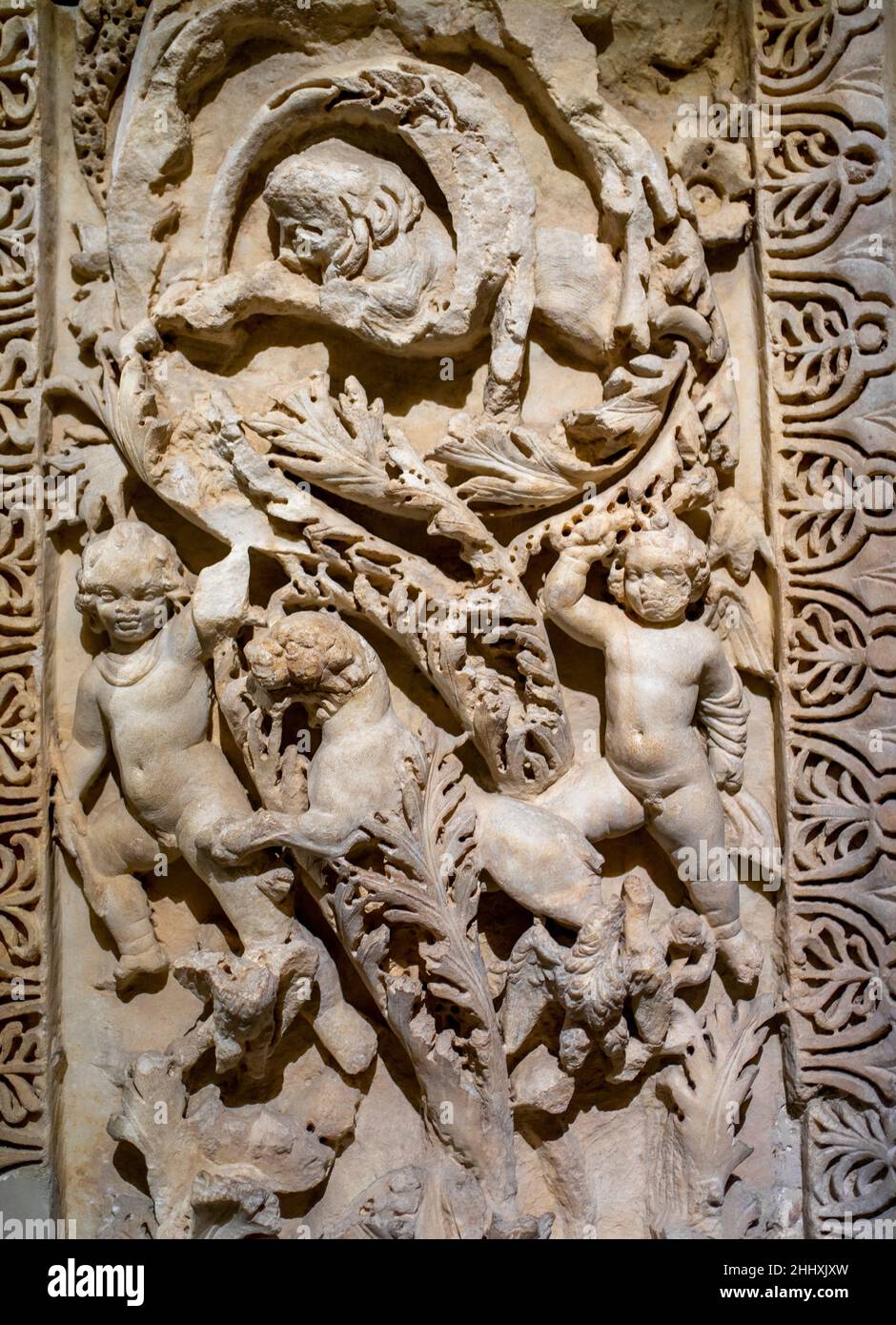Molo decorato in marmo greco di Afrodisia (Geyre, Aydın). 2nd secolo CE. Museo Archeologico di Istanbul. Foto Stock