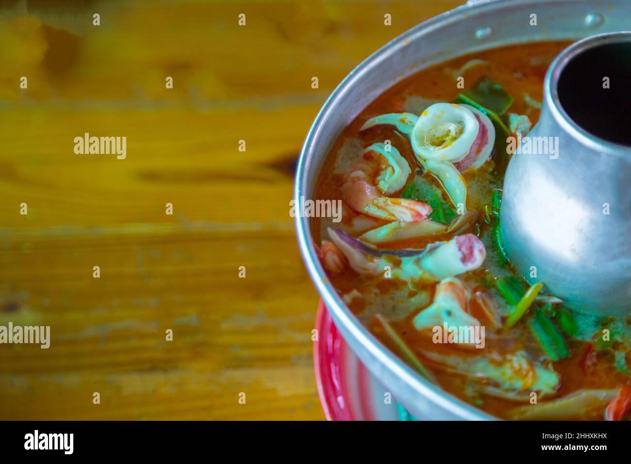 Tom Yum Goong, zuppa di gamberi piccanti Thai Food su sfondo di legno Foto Stock