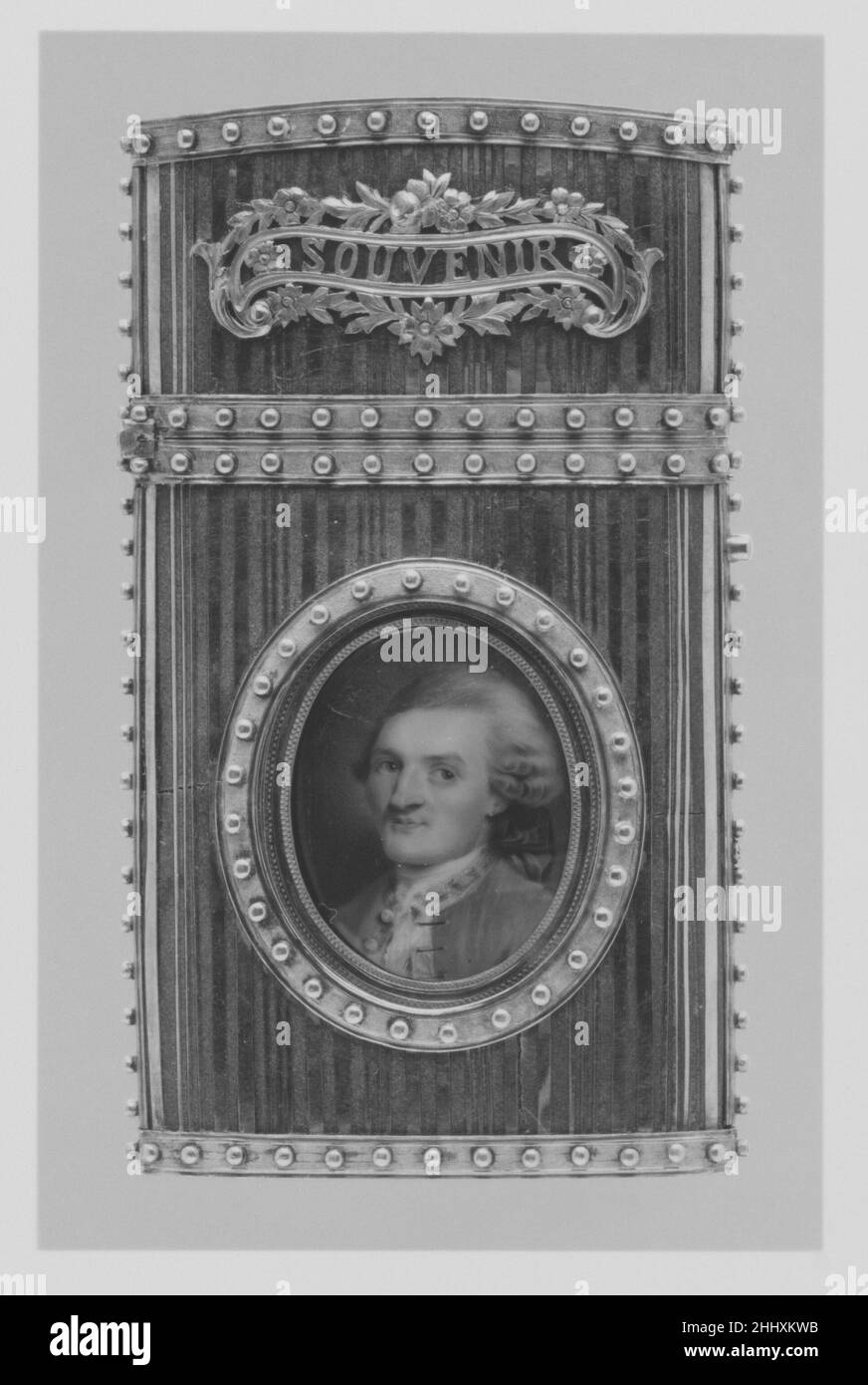 Souvenir con ritratto di un uomo 1778–79 Miniature di francese Pittore Francese nel XVIII secolo d'Europa, Parigi ha guidato la produzione di beni di lusso di alta qualità. Gli orafi parigini hanno realizzato un'ampia gamma di piccoli articoli personali, come le scatole di serpente; étuis per tenere la cera sigillante, pinzette, o utensili per cucire; souvenir, che conteneva sottili tavolette di avorio per prendere appunti; e navette per annodare pizzo. Le scatole e le scatole d'oro decorate con miniature di ritratto sono state apprezzate e spesso date come regali reali, spesso ad ambasciatori o membri della corte al posto dei pagamenti in contanti per i loro servizi Foto Stock