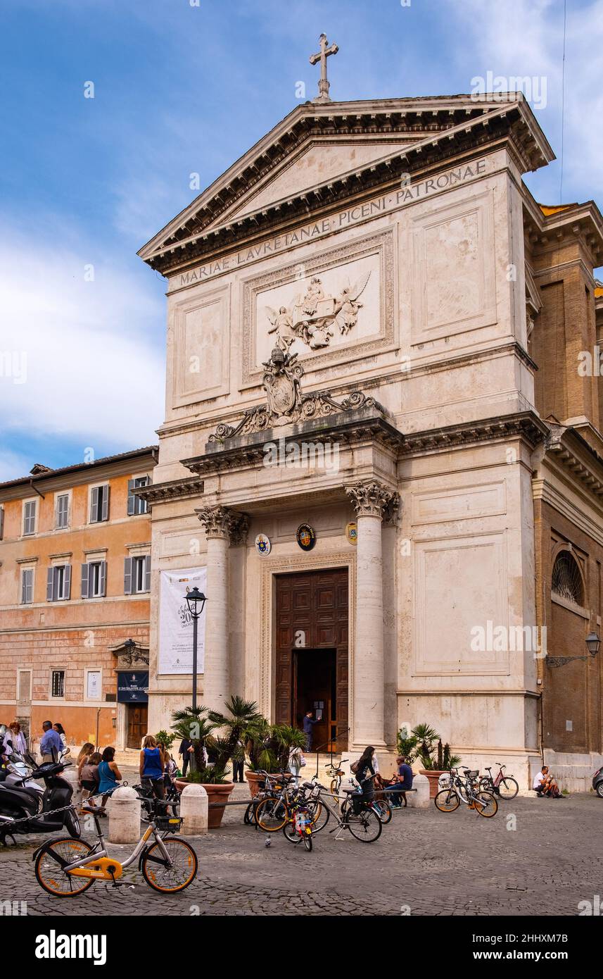 Roma, Italia - 27 maggio 2018: Chiesa di San Salvatore in Lauro in Via del Vacchiarelli nel quartiere Ponte del centro storico di Roma Foto Stock