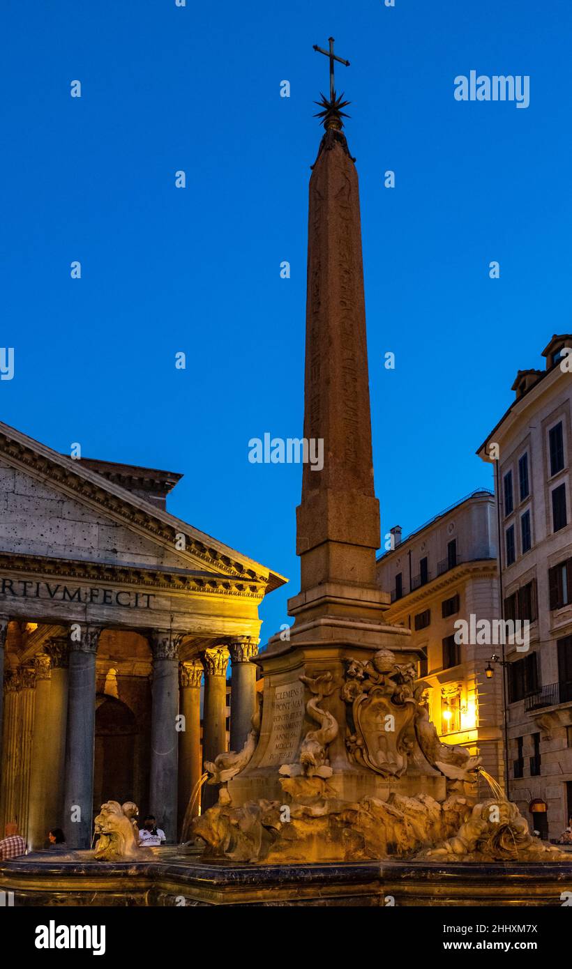 Roma, Italia - 27 maggio 2018: Fontana del Pantheon e obelisco egiziano Macuteo di fronte al Pantheon antico tempio romano in Piazza della rotonda Foto Stock