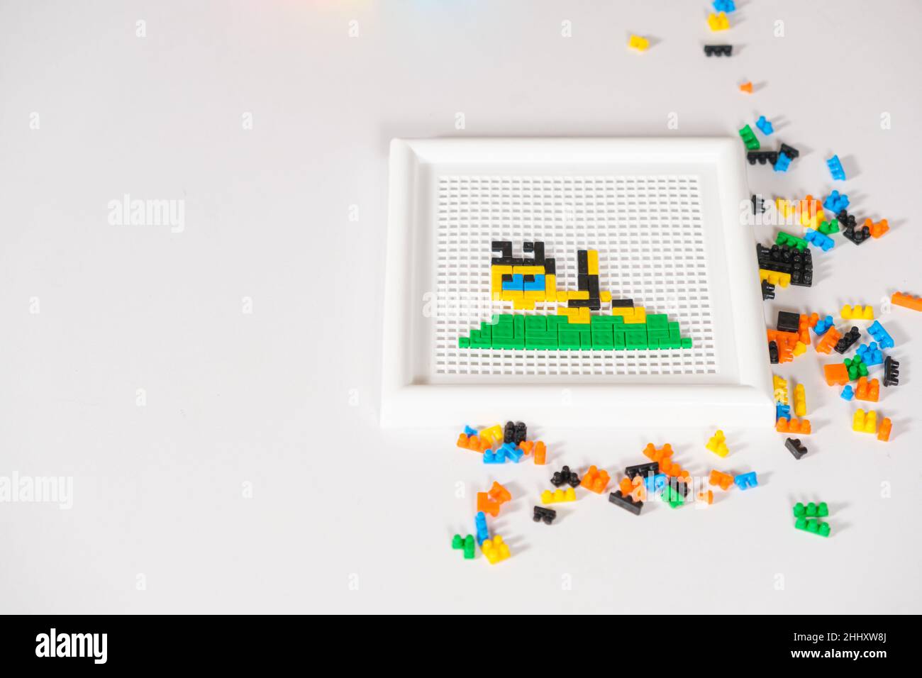 Ape da un mosaico su sfondo bianco, vista dall'alto, copia lo spazio per il testo. Foto Stock