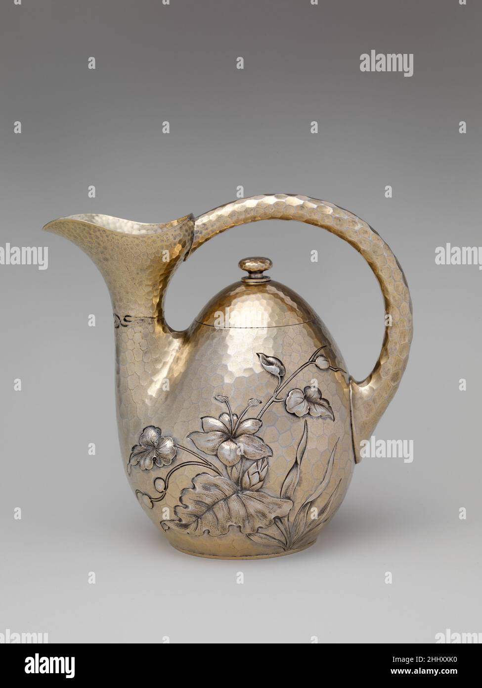 Wine pot 1882 Dominick & Haff Dominck & Haff ha prodotto una vasta gamma di argento magnificamente artigianale ed è stata una forza influente e determinante nell'industria americana dell'argento. Lo squisito ornamento di questo vaso, sotto forma di aschi greci, rivela la mano di un magistrale cacciatore, probabilmente lo stesso artigiano che ha inseguito il tureen in mostra nelle vicinanze (2011,115). Eccezionale tra le oeuvre di Dominick & Haff, il piccolo gruppo di oggetti associati a questo chaser virtuosico sono alcuni dei migliori esempi di movimento estetico americano argento noto. Vasetto per vino 639661 Foto Stock