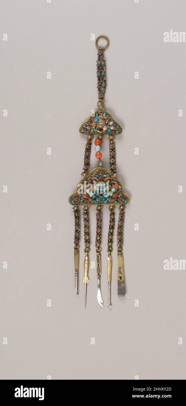 Grucce per cintura da donna 18th–19th secolo Newari per il mercato tibetano  gli strumenti personali per la grooming sono stati integrati nell'elaborato  insieme di gioielli indossati dalle donne in occasioni importanti. Al
