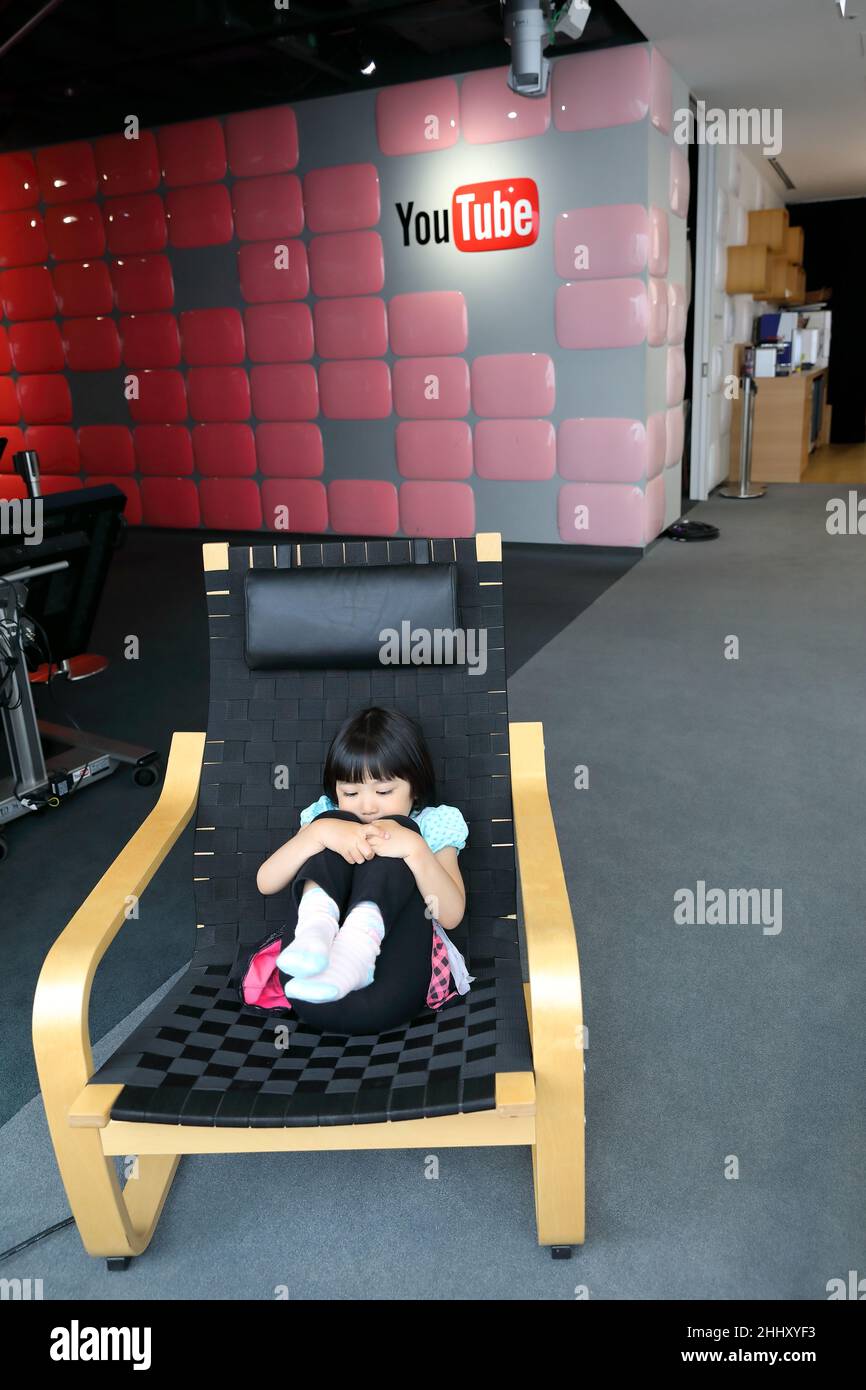 Bambino YouTuber partecipa come ospite in Fitness Sports Lab evento presso YouTube Space Tokyo Roppongi Hills Mori Tower Minato 106-6126 Tokyo Japan Foto Stock