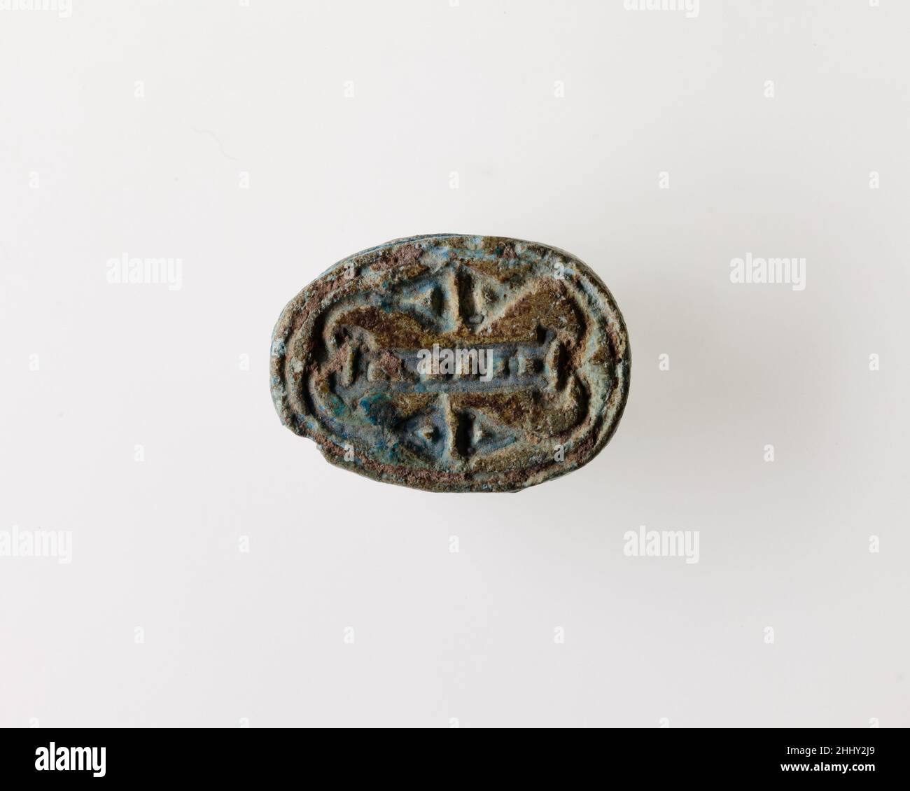 Scarab con motivo di pianta ca. 1850–1640 a.C. Regno di mezzo durante il tardo Regno di mezzo (fine dinastia 12–metà dinastia 13, ca. 1850–1640 B.C), le decorazioni su scarabei mostrano spesso disegni simmetrici e combinazioni di segni e simboli che sono ben composti. Questo è anche il caso per le decorazioni floreali e vegetali, che consistono di rappresentazioni di piante di papiro, e fiori di loto e le loro gemme. Le piante sono un tema popolare sul lato inferiore di sigilli-amulets perché si riferiscono alla vita, al rinnovamento e alla rigenerazione.. Scarab con motivo vegetale 557097 Foto Stock