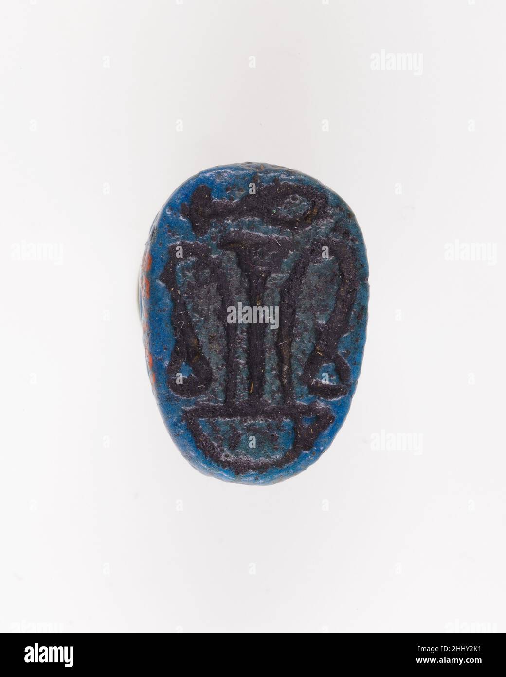 Scarab incisa con geroglifo e papiro ca. 1580–1550 a.C. secondo periodo intermedio le piante di papiro e altri disegni floreali spesso decorano la parte inferiore dei sigilli-amuleti perché si riferiscono alla vita, al rinnovamento e alla rigenerazione. Questo scarabeo mostra una pianta di papiro a tre steli con un gambo dritto fiancheggiato da due steli appesi in basso. Il geroglifo per il bene e bello (nefer) è posto sopra, rinforzando il potere positivo del disegno. Scarab incisa con geroglifo e papiro 545744 Foto Stock