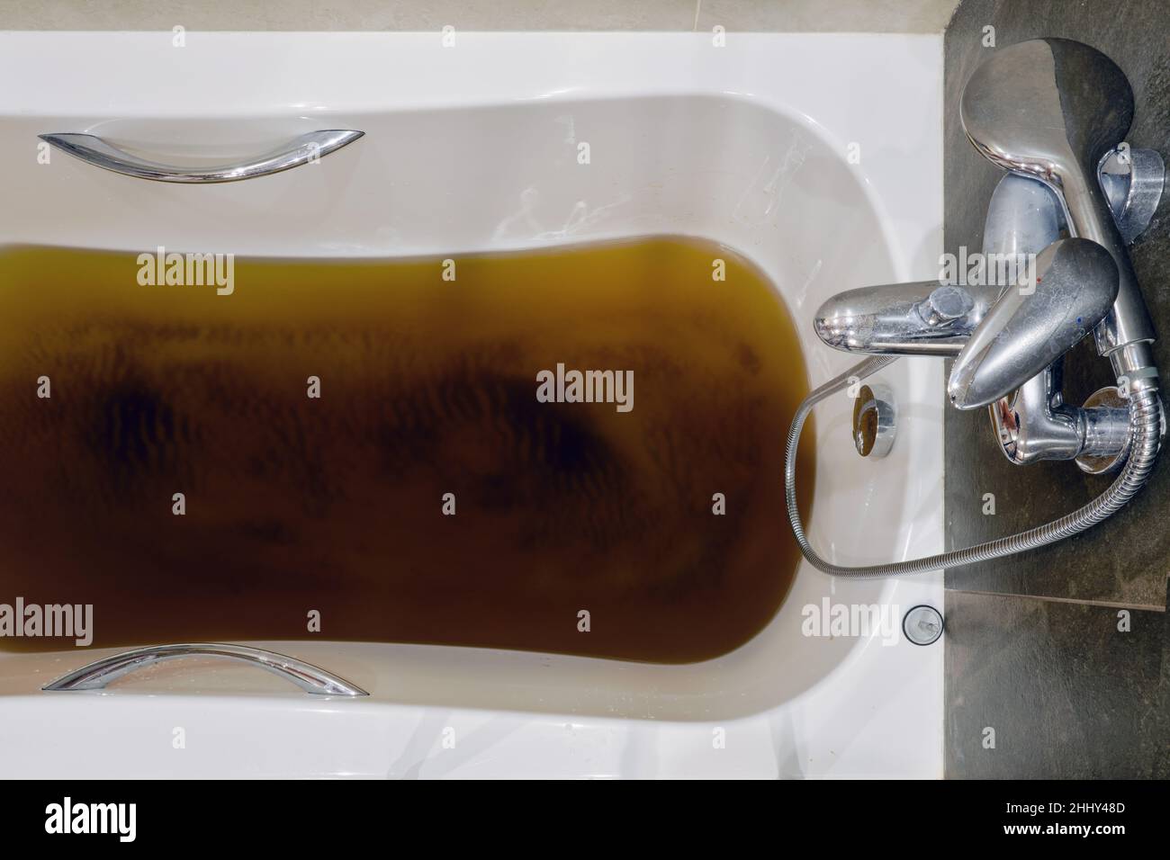 Una vasca da bagno piena di acqua sporca a causa di un tubo fognario  ostruito, primo piano Foto stock - Alamy