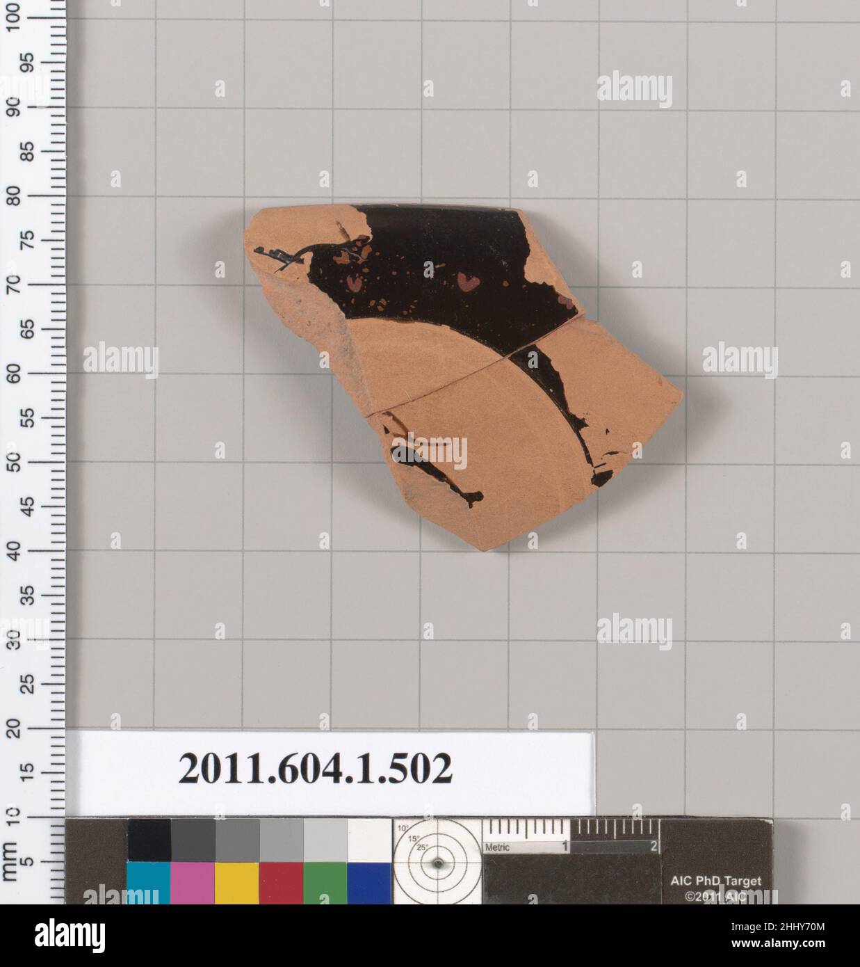 Frammento del bordo di terracotta di una kylix (tazza da bere) fine 6th secolo a.C. Greco, esterno Attico, cresta casco e scudo di guerriero; tre lettere di un'iscrizione. Frammento del bordo di terracotta di una kylix (tazza da bere) 669573 Foto Stock