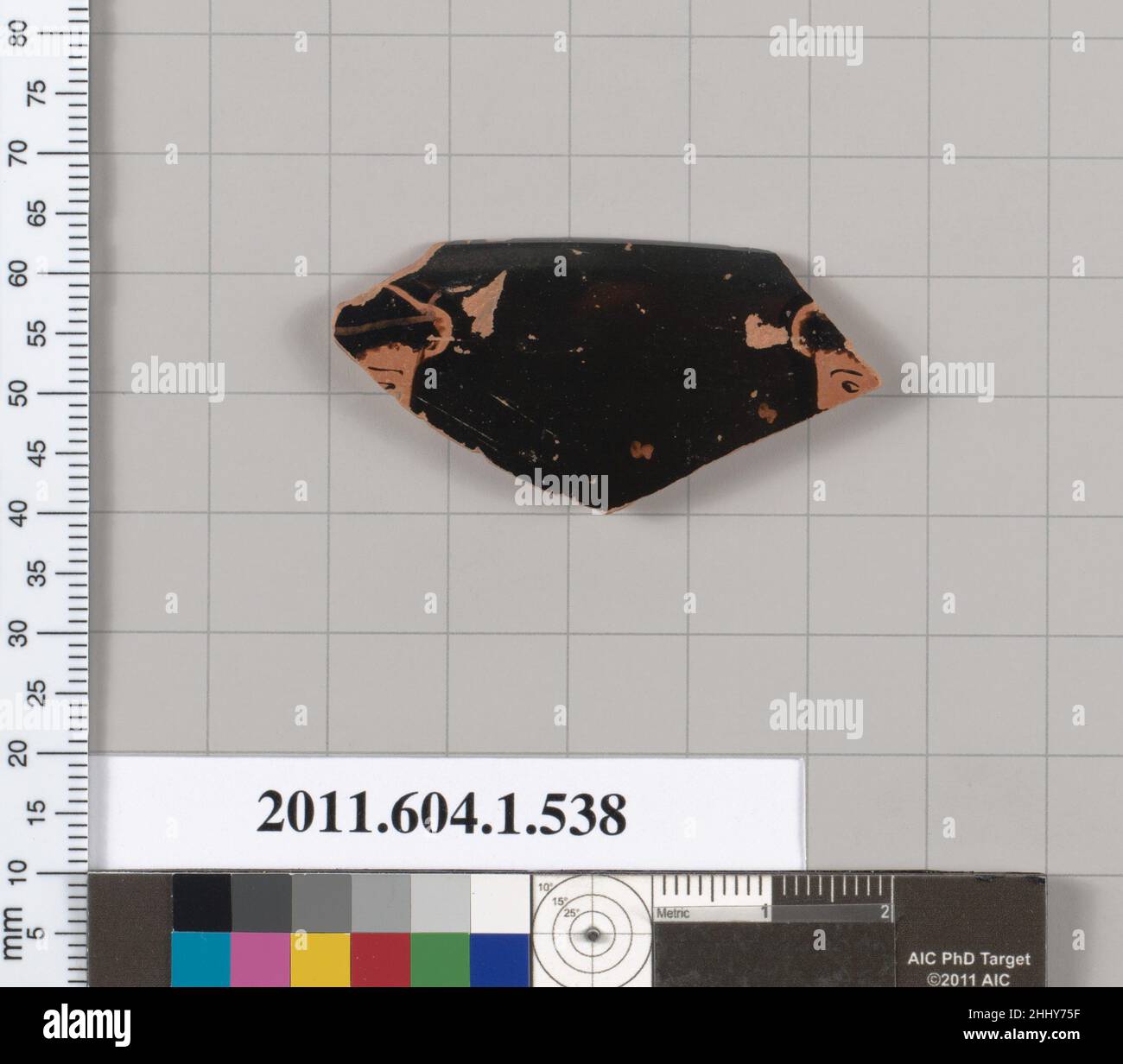 Frammento di bordo di terracotta di una kylix (tazza da bere) 480–470 a.C. Greco, Attico esterno, a sinistra, parte superiore della testa della giovinezza con filetto, a destra, capelli e parte di faccia della giovinezza; due lettere di iscrizione. Frammento del bordo di terracotta di una kylix (tazza da bere) 669607 Foto Stock