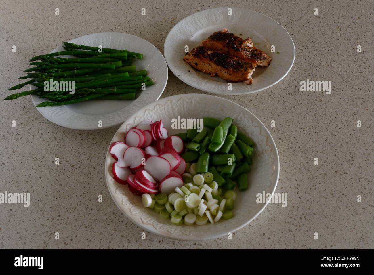 Ingredienti per insalata di salmone norvegese - basta aggiungere lattuga e condimento per insalata Foto Stock