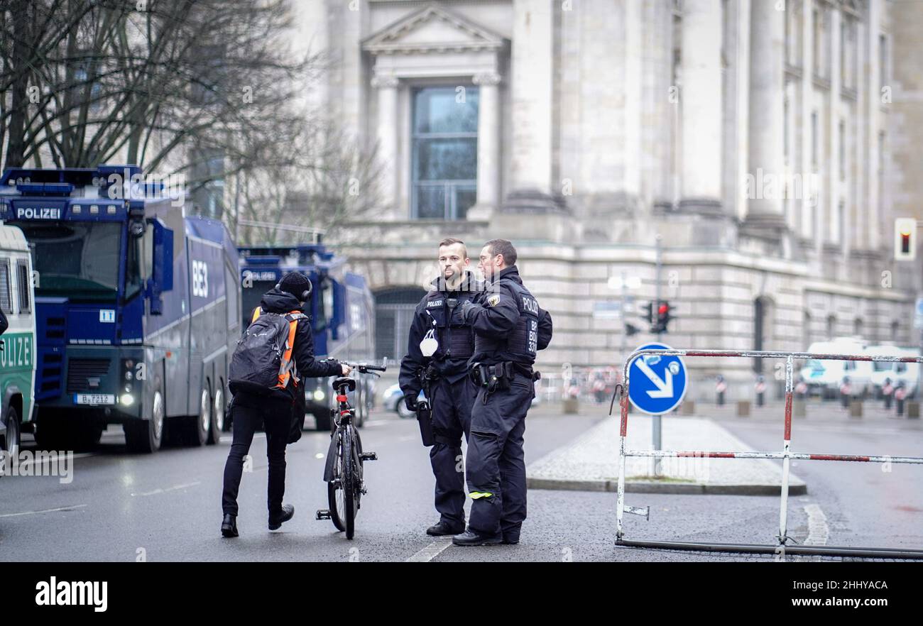 Berlino, Germania. 26th Jan 2022. I corpi di polizia e i cannoni d'acqua sono utilizzati per garantire l'edificio del Reichstag la mattina prima del dibattito di orientamento su un requisito di vaccinazione SARS-cov-2 nel Bundestag. Credit: Kay Nietfeld/dpa/Alamy Live News Foto Stock