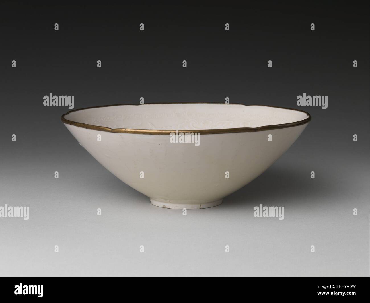 Ciotola con Peonie 12th–13th secolo Cina anche se la Ding ware è stato prodotto per la prima volta nella Cina del nord sotto il patrocinio della corte della canzone del nord (960–1127), questa ciotola è stata fatta nel dodicesimo o tredicesimo secolo quando la Cina del nord-est era sotto il governo della dinastia Jurchen Jin. I Jurchen erano nomadi del nord-est che avevano controllato la Cina del nord dal XII al XIII secolo, fino a quando, a loro volta, furono sorpresi dalla dinastia Mongol Yuan (1271-1368). Ciotola con Peonie 52031 Foto Stock