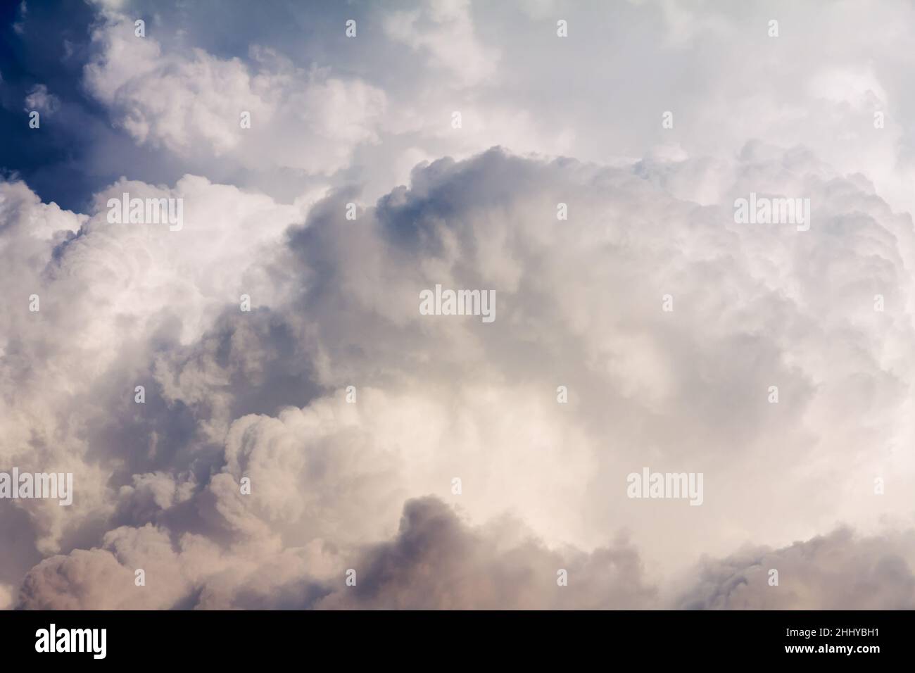 Un enorme cumulo nube sul cielo. Foto Stock