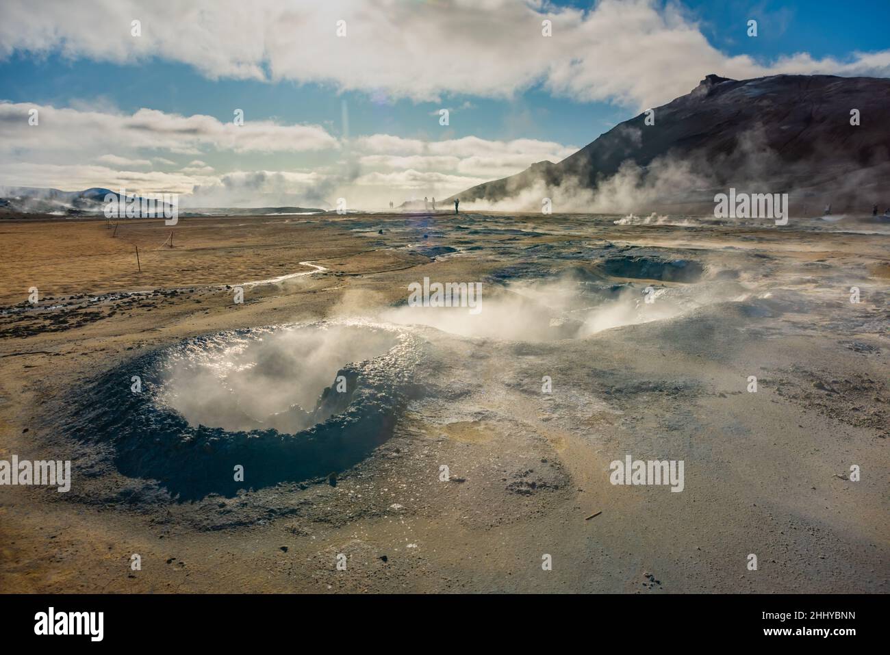 Campo di fumarole in Hverir zona geotermica Islanda. Famosa attrazione turistica Foto Stock