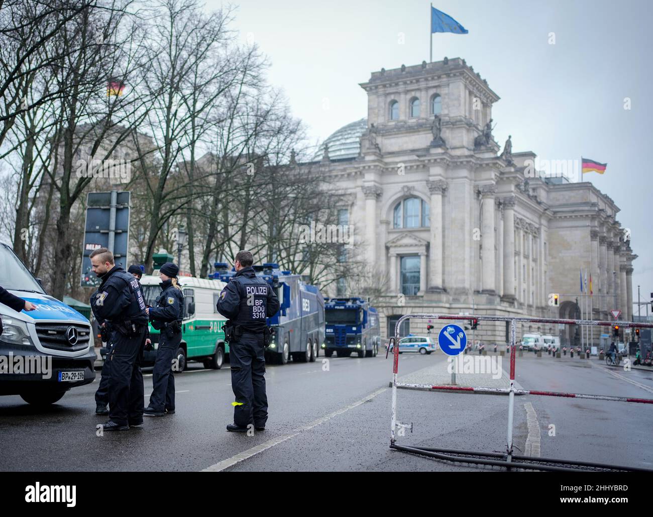Berlino, Germania. 26th Jan 2022. I corpi di polizia e i cannoni d'acqua sono utilizzati per garantire l'edificio del Reichstag la mattina prima del dibattito di orientamento su un requisito di vaccinazione SARS-cov-2 nel Bundestag. Credit: Kay Nietfeld/dpa/Alamy Live News Foto Stock